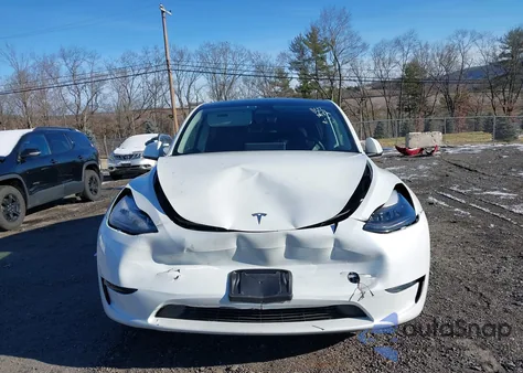 2024 Tesla Model Y Long Range Dual Motor All-Wheel Drive z USA, uszkodzony, nr VIN 7SAYGDEE3RF185141